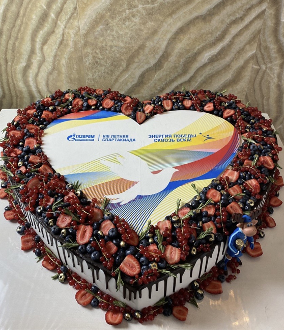 Корпоративный торт «Ягодное сердце»